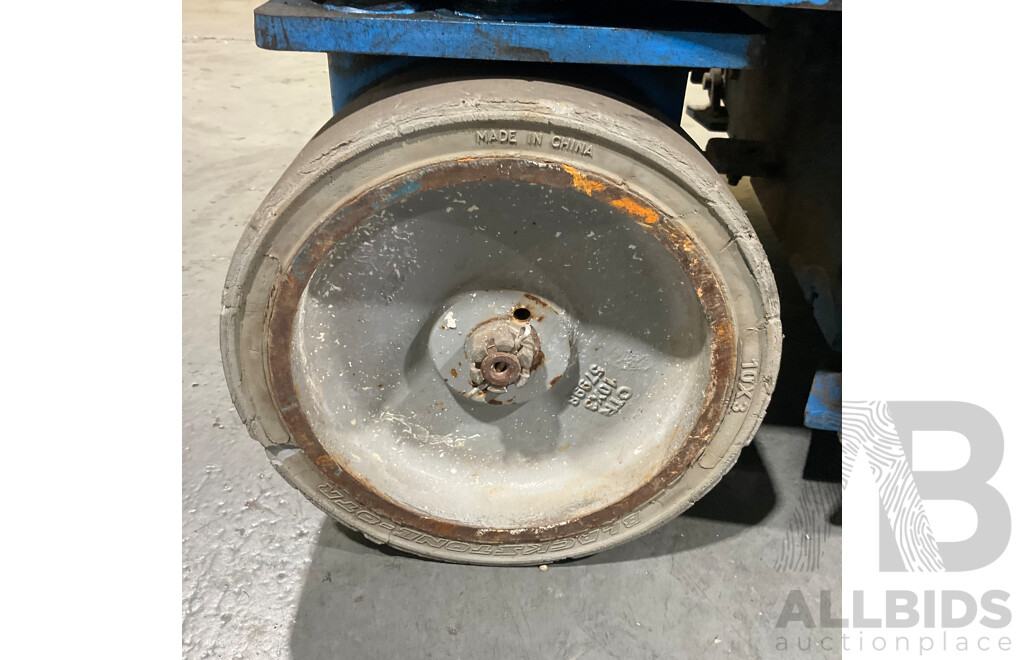 Genie 2013 GRC-12 12ft Vertical Manlift