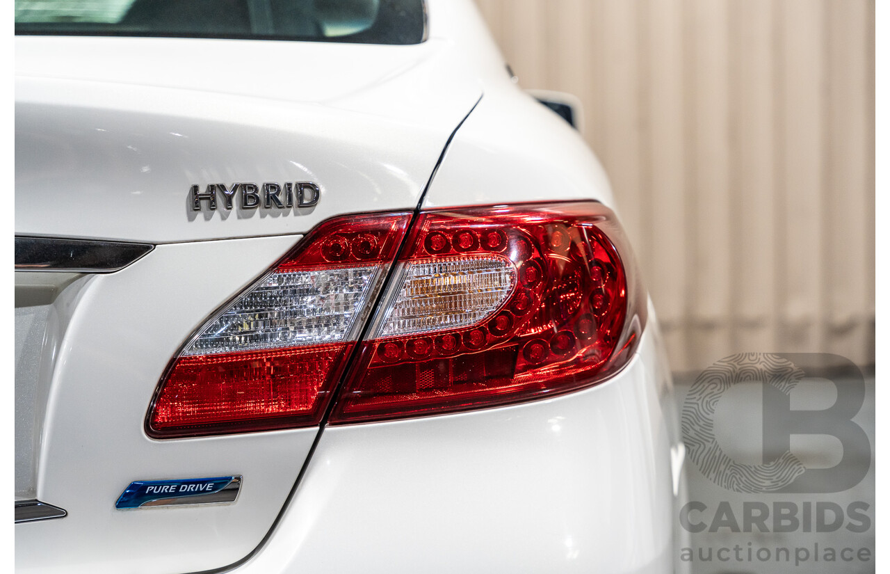 12/2011 Nissan Fuga Hybrid VIP Y51 4d Sedan Pearl White Metallic V6 3.5L - Hybrid (IMPORT)