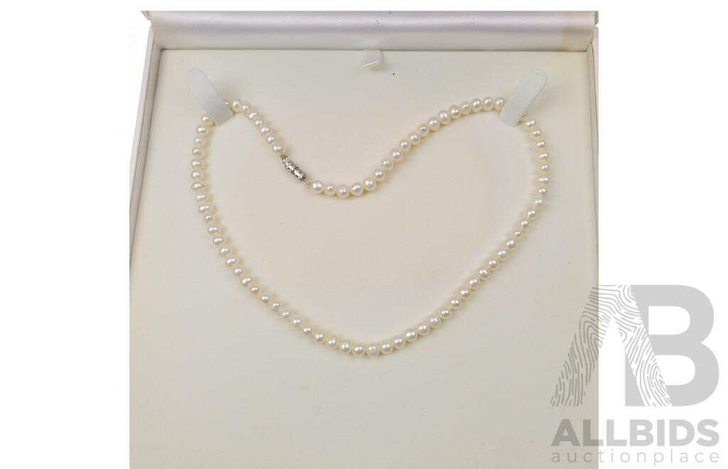 Dainty Freshwater Cultured Pearl Strand 4.5-5.5mm, 40cm with Silver Screw Clasp