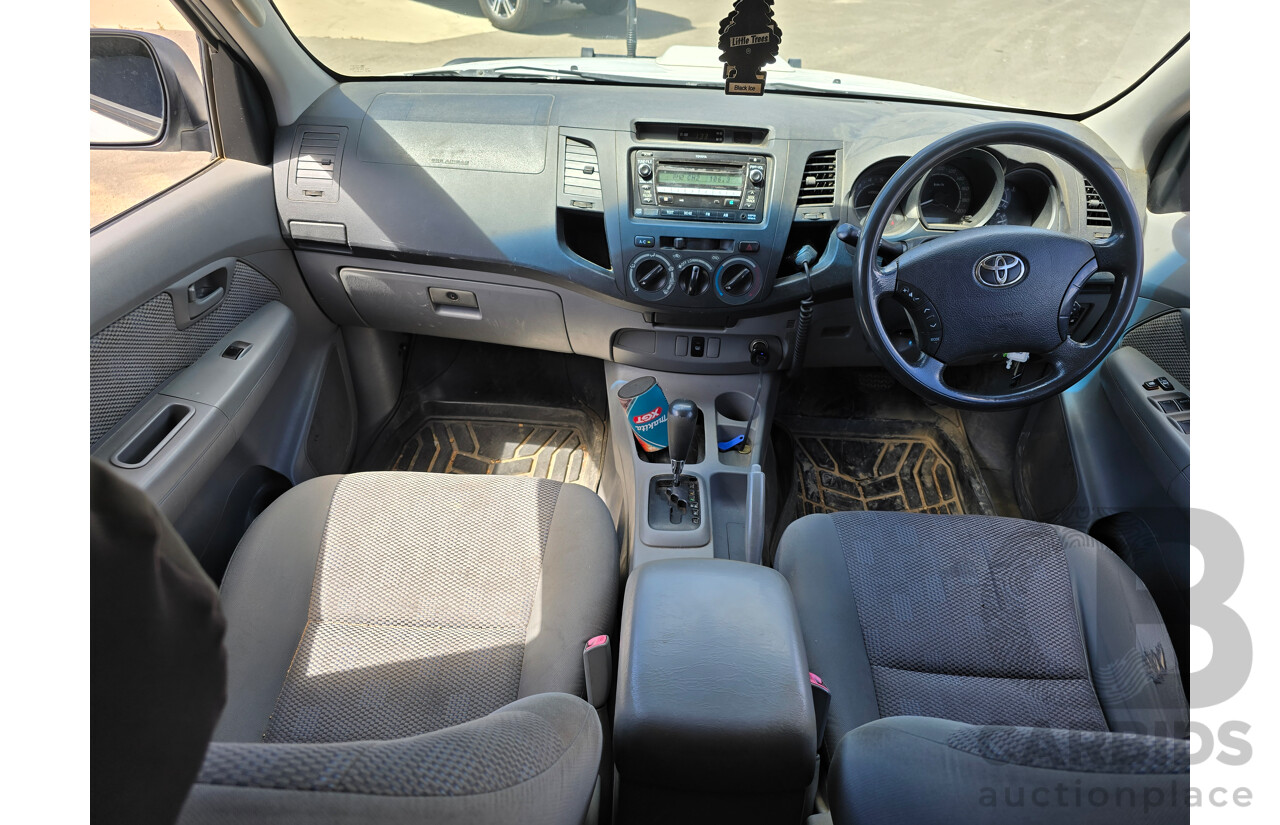 11/2009 Toyota Hilux SR (4x4) KUN26R 09 Upgrade 4d Dual Cab P/Up White Turbo Diesel 3.0L