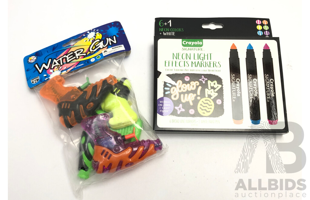 Crayola Signature Neon Light Effects Markers and Pack of 4 Water Pistols
