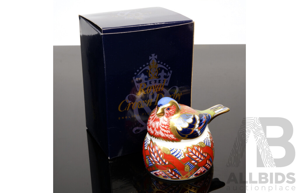 Royal Crown Derby Collectors Guild Exclusive Porcelain Chaffinch Nesting Paperweight in Original Box