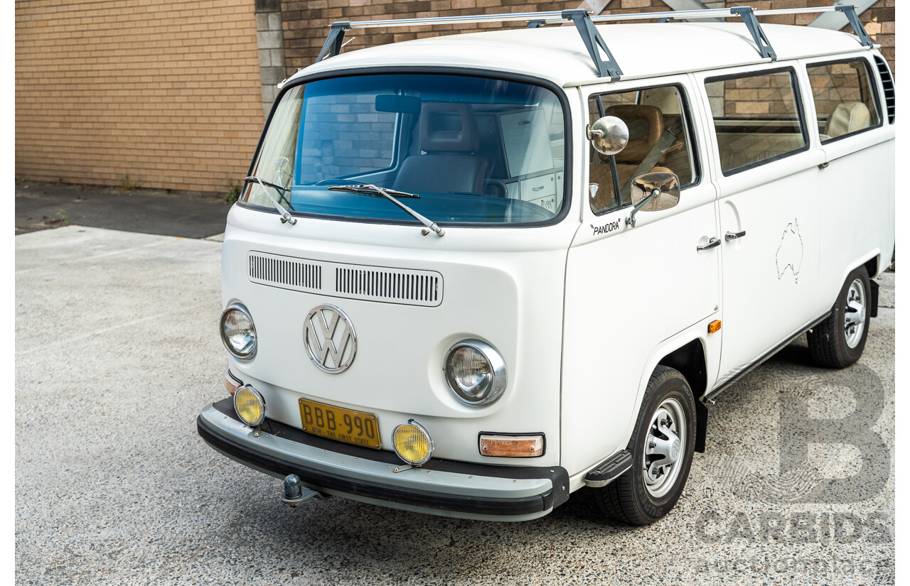 1/1970 Volkswagen Kombi Type 2 T2 Microbus Transporter Van Antarctica White 1.8L