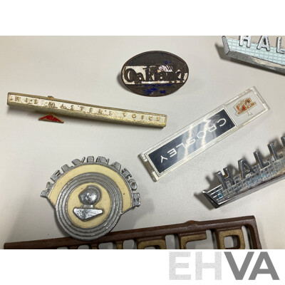 Collection of Vintage Refrigerator and Machinery Badges and Plaques Including Kelvinator, Simplex, English Electric, G-loader, L.J Gleeson, Westinghouse, Southern Cross, Singer and More