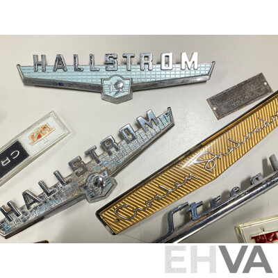 Collection of Vintage Refrigerator and Machinery Badges and Plaques Including Kelvinator, Simplex, English Electric, G-loader, L.J Gleeson, Westinghouse, Southern Cross, Singer and More