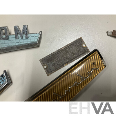 Collection of Vintage Refrigerator and Machinery Badges and Plaques Including Kelvinator, Simplex, English Electric, G-loader, L.J Gleeson, Westinghouse, Southern Cross, Singer and More