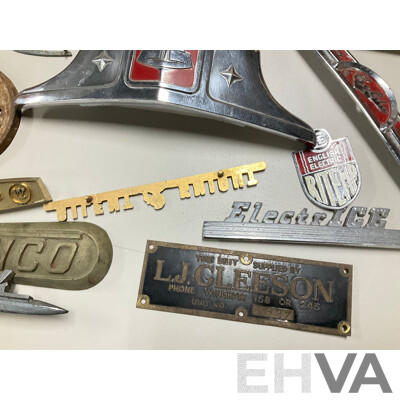 Collection of Vintage Refrigerator and Machinery Badges and Plaques Including Kelvinator, Simplex, English Electric, G-loader, L.J Gleeson, Westinghouse, Southern Cross, Singer and More