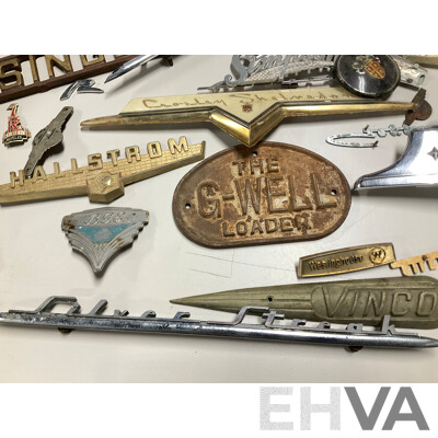 Collection of Vintage Refrigerator and Machinery Badges and Plaques Including Kelvinator, Simplex, English Electric, G-loader, L.J Gleeson, Westinghouse, Southern Cross, Singer and More