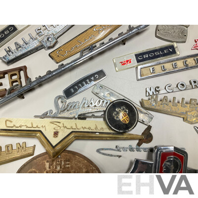 Collection of Vintage Refrigerator and Machinery Badges and Plaques Including Kelvinator, Simplex, English Electric, G-loader, L.J Gleeson, Westinghouse, Southern Cross, Singer and More