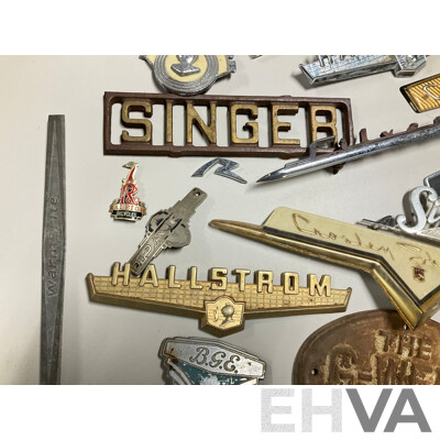 Collection of Vintage Refrigerator and Machinery Badges and Plaques Including Kelvinator, Simplex, English Electric, G-loader, L.J Gleeson, Westinghouse, Southern Cross, Singer and More