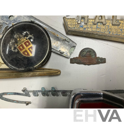 Collection of Vintage Refrigerator and Machinery Badges and Plaques Including Kelvinator, Simplex, English Electric, G-loader, L.J Gleeson, Westinghouse, Southern Cross, Singer and More