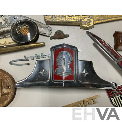 Collection of Vintage Refrigerator and Machinery Badges and Plaques Including Kelvinator, Simplex, English Electric, G-loader, L.J Gleeson, Westinghouse, Southern Cross, Singer and More