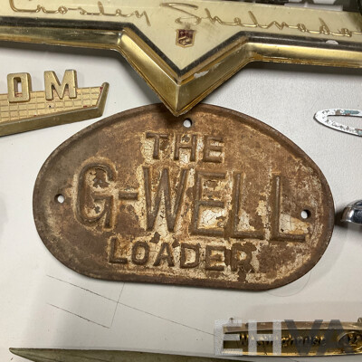 Collection of Vintage Refrigerator and Machinery Badges and Plaques Including Kelvinator, Simplex, English Electric, G-loader, L.J Gleeson, Westinghouse, Southern Cross, Singer and More