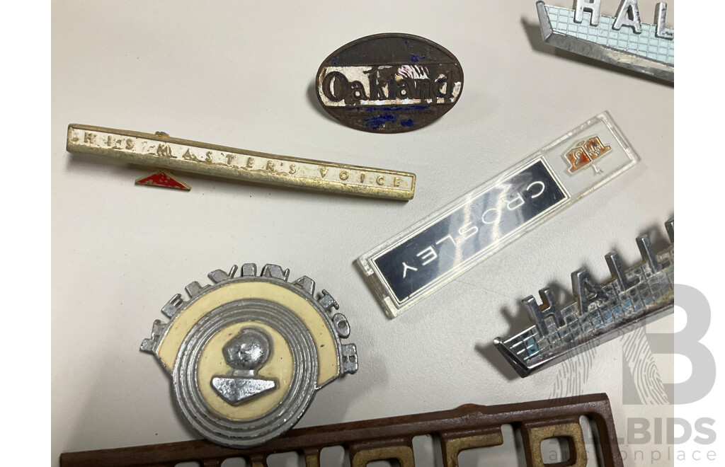 Collection of Vintage Refrigerator and Machinery Badges and Plaques Including Kelvinator, Simplex, English Electric, G-loader, L.J Gleeson, Westinghouse, Southern Cross, Singer and More