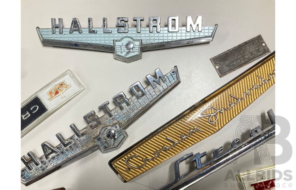 Collection of Vintage Refrigerator and Machinery Badges and Plaques Including Kelvinator, Simplex, English Electric, G-loader, L.J Gleeson, Westinghouse, Southern Cross, Singer and More