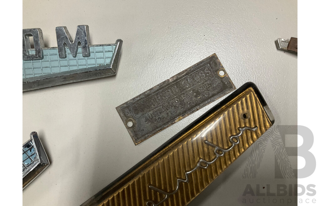 Collection of Vintage Refrigerator and Machinery Badges and Plaques Including Kelvinator, Simplex, English Electric, G-loader, L.J Gleeson, Westinghouse, Southern Cross, Singer and More