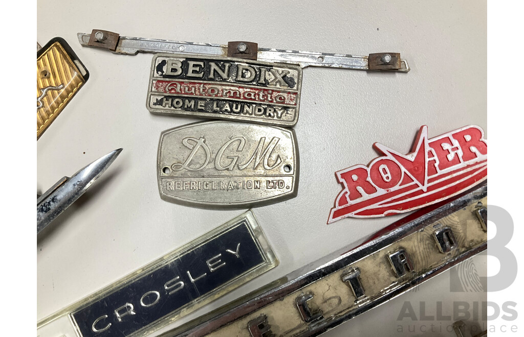 Collection of Vintage Refrigerator and Machinery Badges and Plaques Including Kelvinator, Simplex, English Electric, G-loader, L.J Gleeson, Westinghouse, Southern Cross, Singer and More