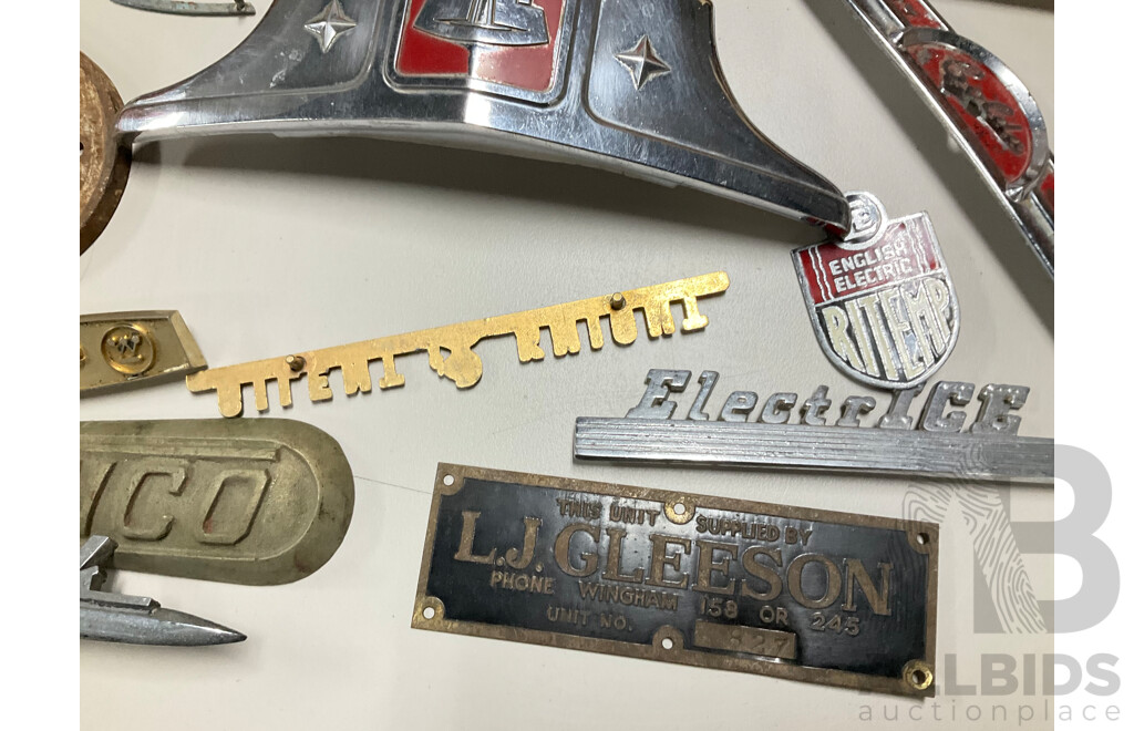 Collection of Vintage Refrigerator and Machinery Badges and Plaques Including Kelvinator, Simplex, English Electric, G-loader, L.J Gleeson, Westinghouse, Southern Cross, Singer and More