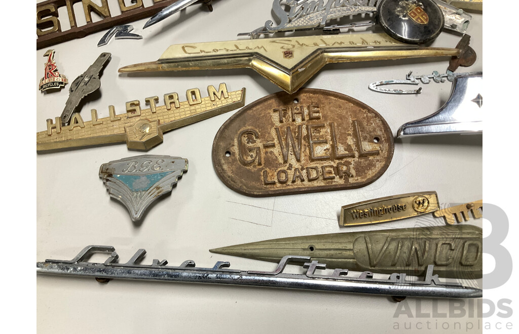 Collection of Vintage Refrigerator and Machinery Badges and Plaques Including Kelvinator, Simplex, English Electric, G-loader, L.J Gleeson, Westinghouse, Southern Cross, Singer and More