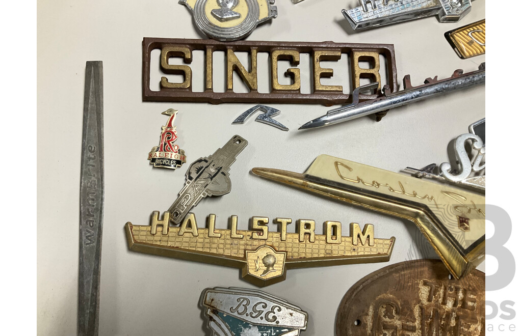 Collection of Vintage Refrigerator and Machinery Badges and Plaques Including Kelvinator, Simplex, English Electric, G-loader, L.J Gleeson, Westinghouse, Southern Cross, Singer and More