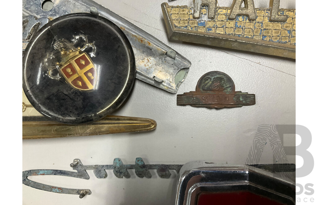 Collection of Vintage Refrigerator and Machinery Badges and Plaques Including Kelvinator, Simplex, English Electric, G-loader, L.J Gleeson, Westinghouse, Southern Cross, Singer and More