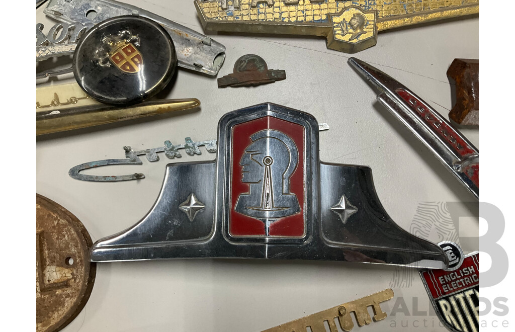 Collection of Vintage Refrigerator and Machinery Badges and Plaques Including Kelvinator, Simplex, English Electric, G-loader, L.J Gleeson, Westinghouse, Southern Cross, Singer and More