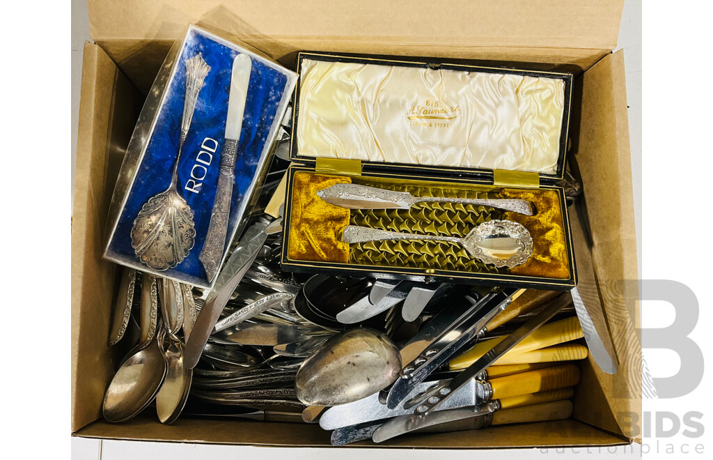 Quantity of Mixed Vintage Cutlery and Serving Utensils