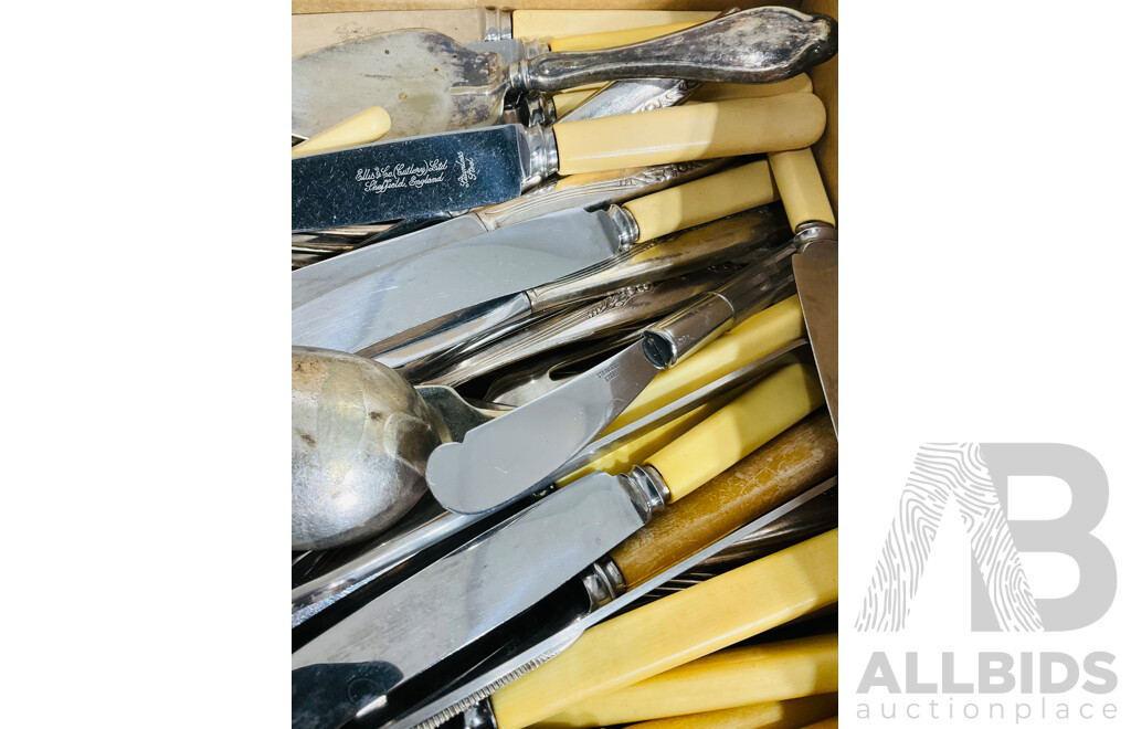 Quantity of Mixed Vintage Cutlery and Serving Utensils