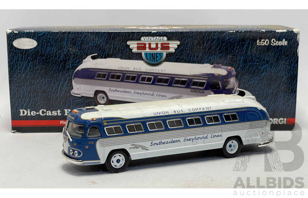 Corgi Vintage Bus Lines Flxible Clipper Greyhound Bus Lines - 1/50 Scale