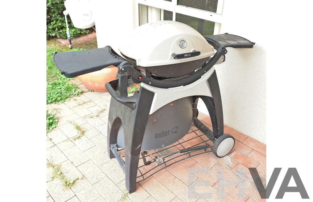 Weber Model Q BBQ and Stand with Cover