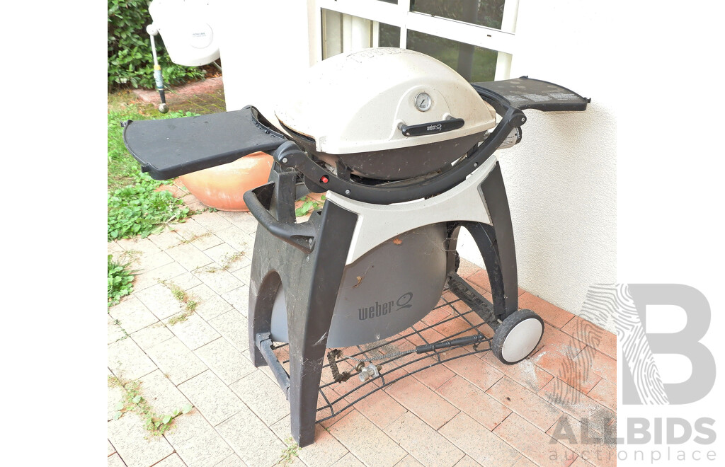 Weber Model Q BBQ and Stand with Cover