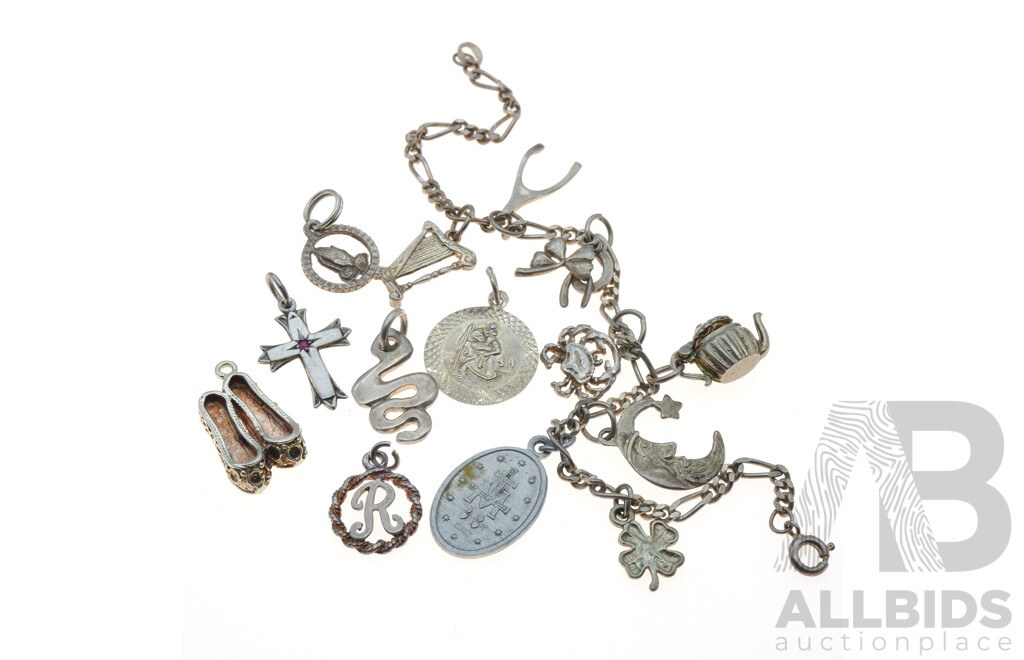 Vintage Sterling Silver Figaro 3+1 Charm Bracelet, 18cm, with (14) Vintage Sterling Silver Charms, 18.07 Grams