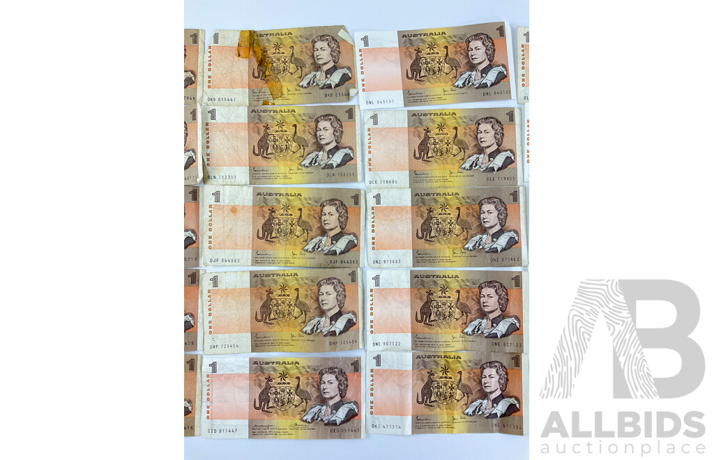 Twenty Five Australian 1982 One Dollar Notes, R78 Johnston/Stone