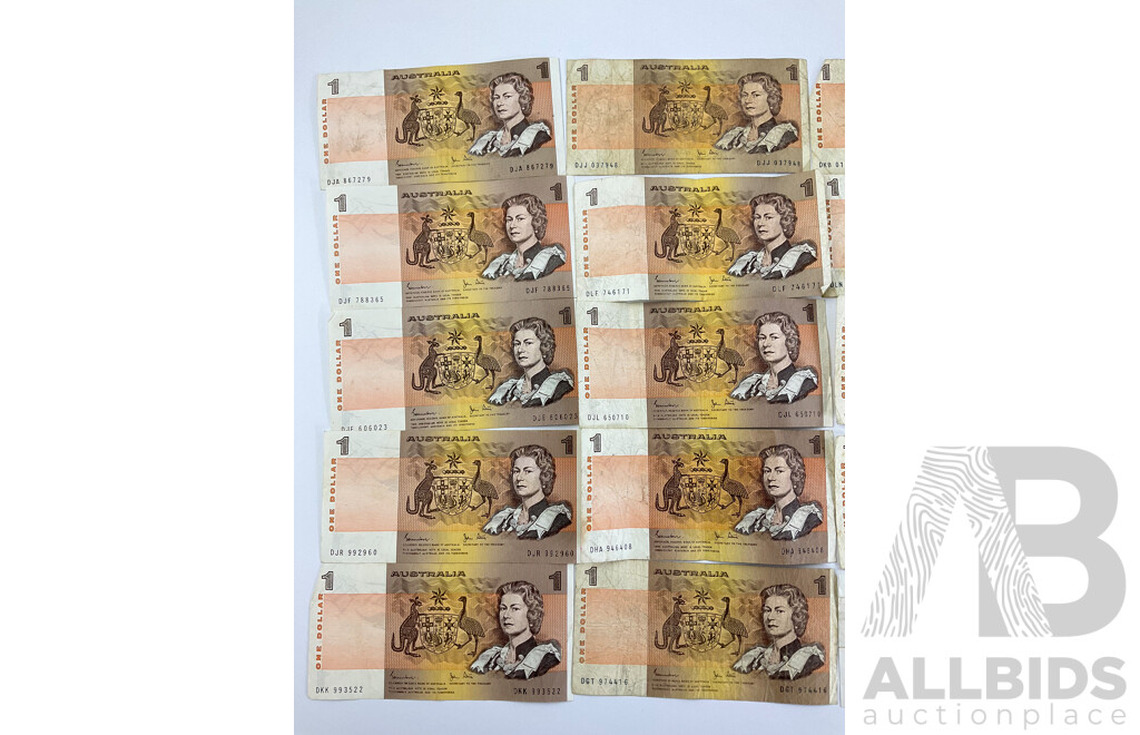 Twenty Five Australian 1982 One Dollar Notes, R78 Johnston/Stone