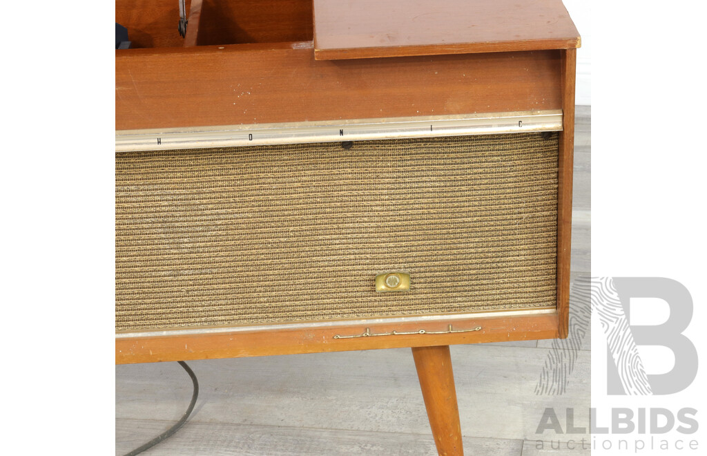 Vintage Monarch Gramaphone in Elevated Cabinet