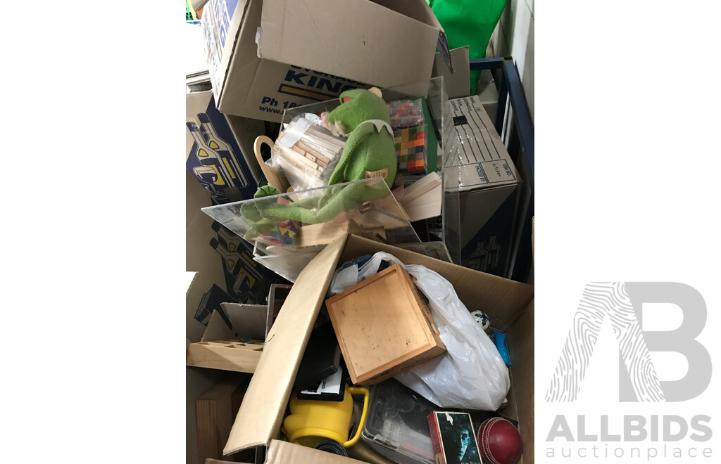 Pallet Lot of Assorted Home Decorations, Woodworks,  Arts & Crafts, and More