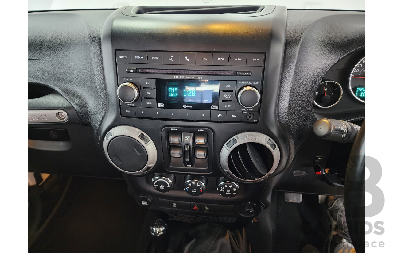 09/2014 Jeep Wrangler Unlimited SPORT (4x4) 4x4 JK MY13 4D Softtop White 3.6L