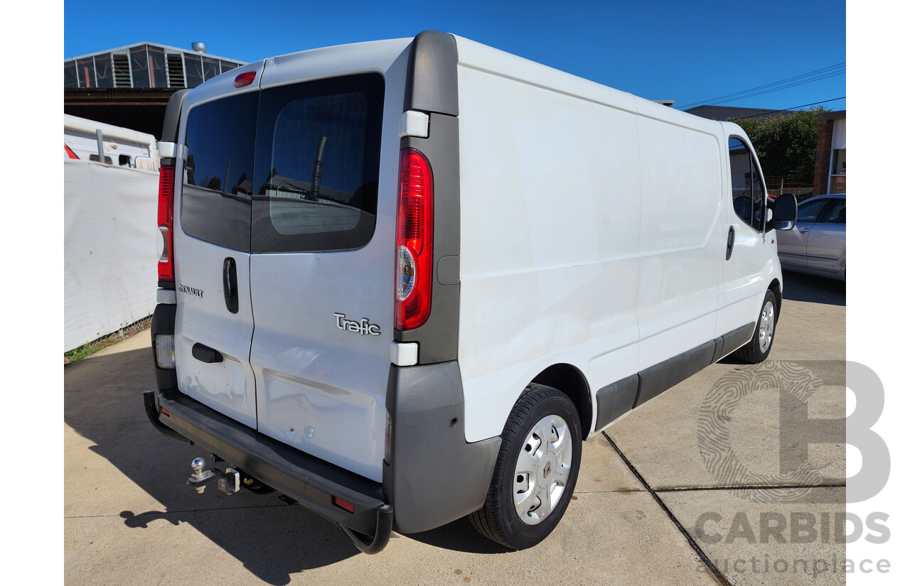 11/2007 Renault Trafic LWB FWD  2D Van White 1.9L