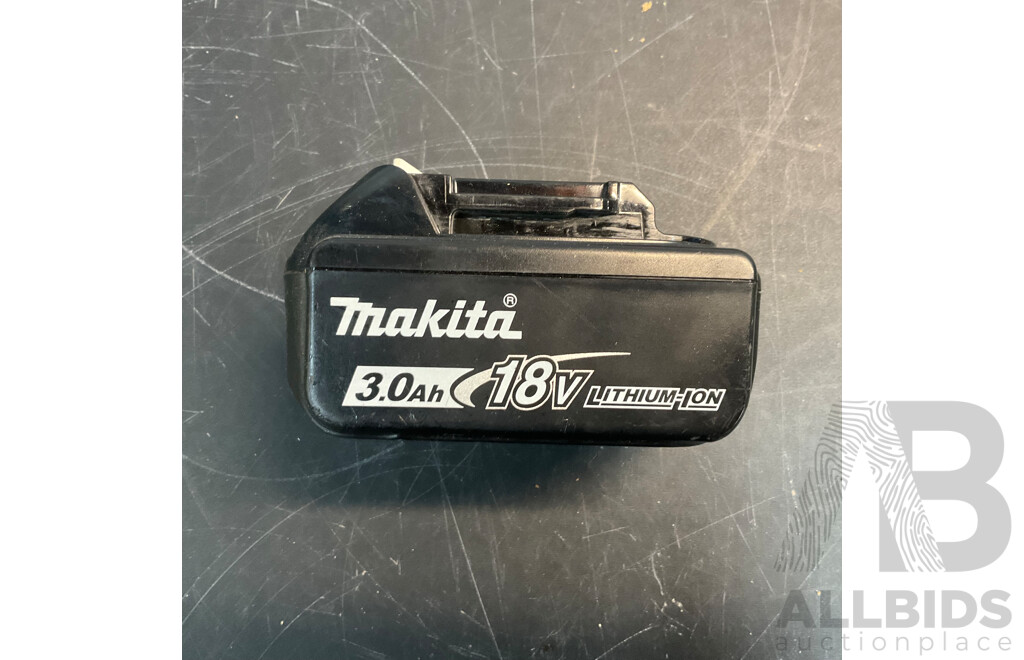 MAKITA DHS 680 Circular Saw & DGA504 Angle Grinder & Charger & 2x Batteries - Lot of 5