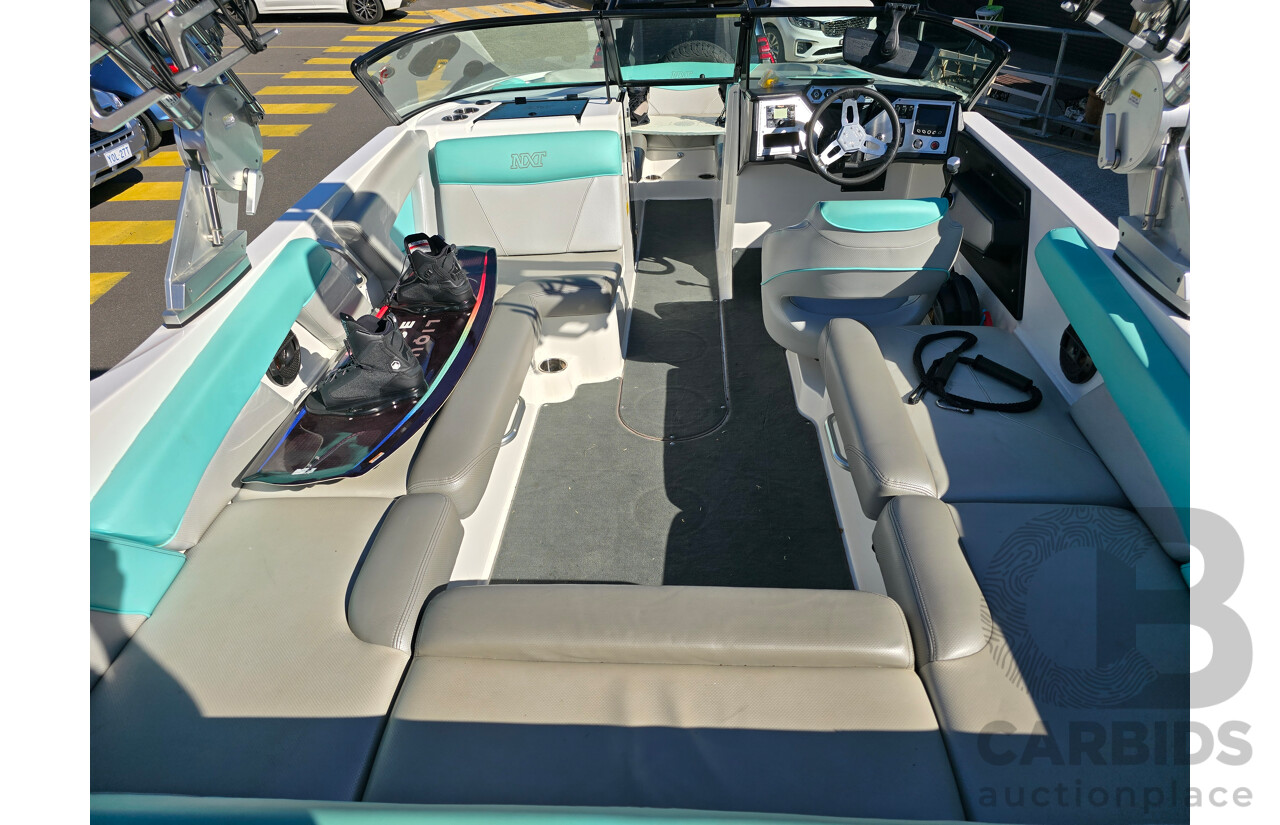 2019 MasterCraft NXT22 6.7m 14 Person Ski & Wake Boat Calypso Green 5.7L V8 320hp with 08/2018 Boatmate NXT22 Boat Trailer