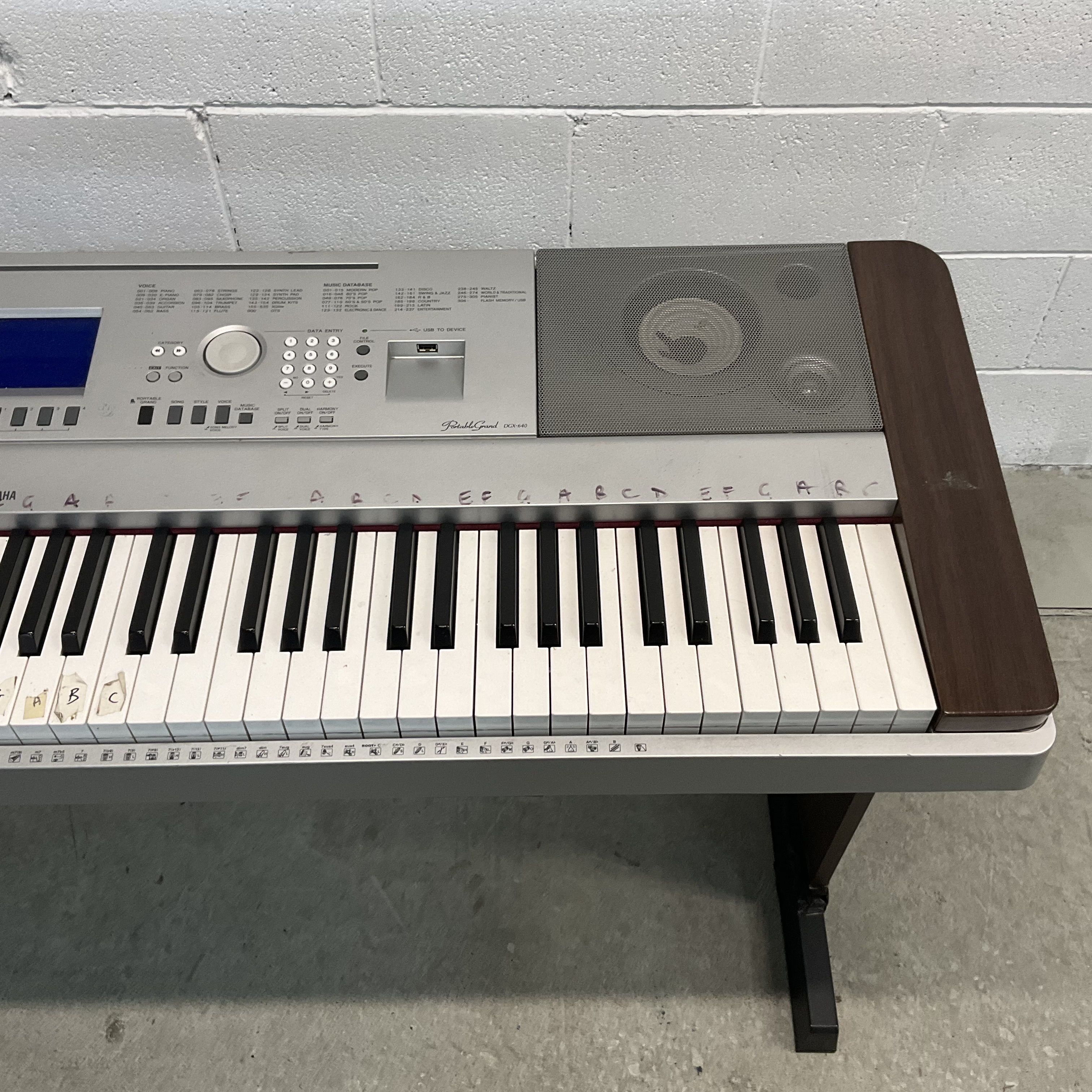 YAMAHA DGX 640W Portable Grand Lot 1541257 EHVA