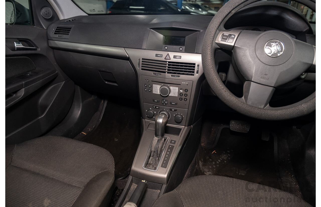 2/2005 Holden Astra CD AH 5d Hatchback Silver 1.8L