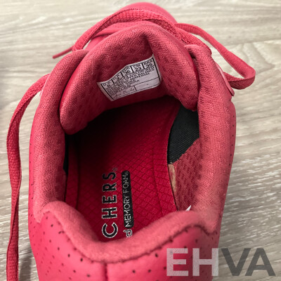SKECHERS UNO 2 Red Runner Size 6 & GUESS Wallet - Lot of 2