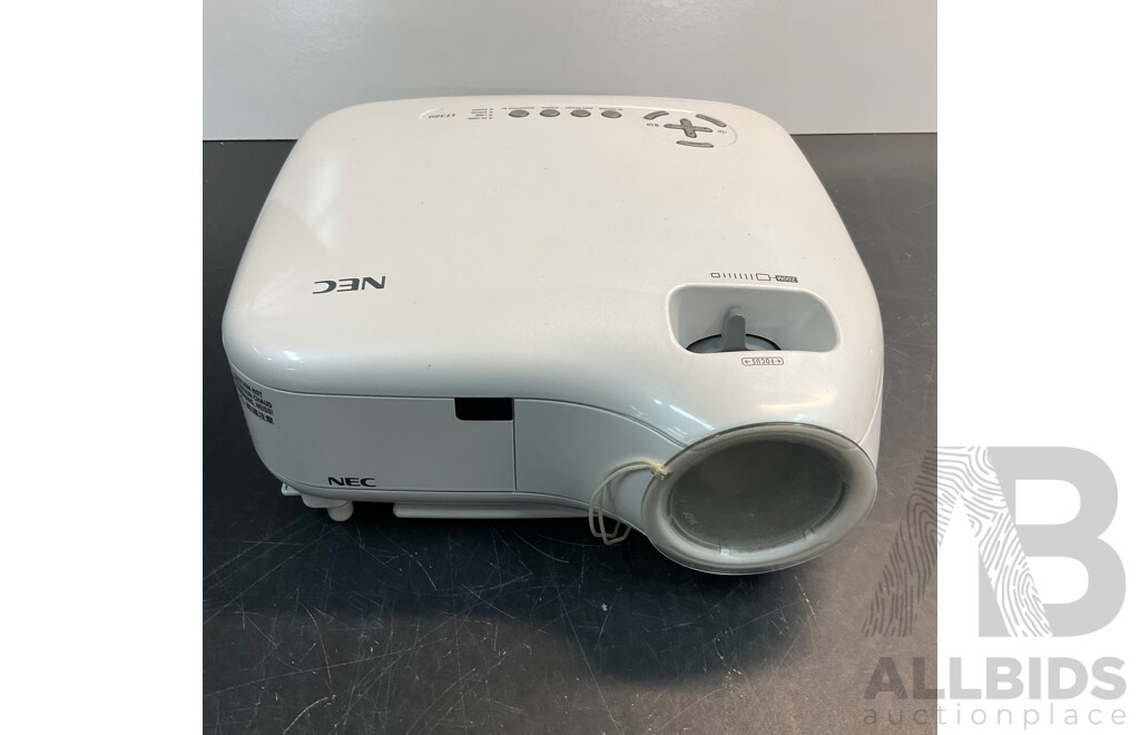 NEC LT380 Projector