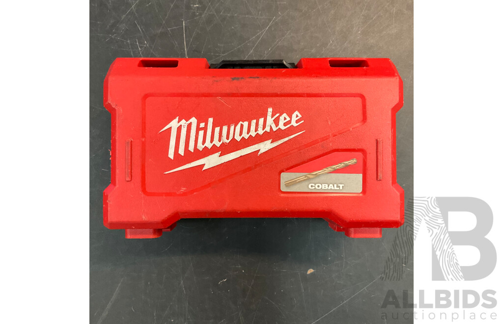 MILWAUKEE M18 Charger with Drill Bit Kit X2