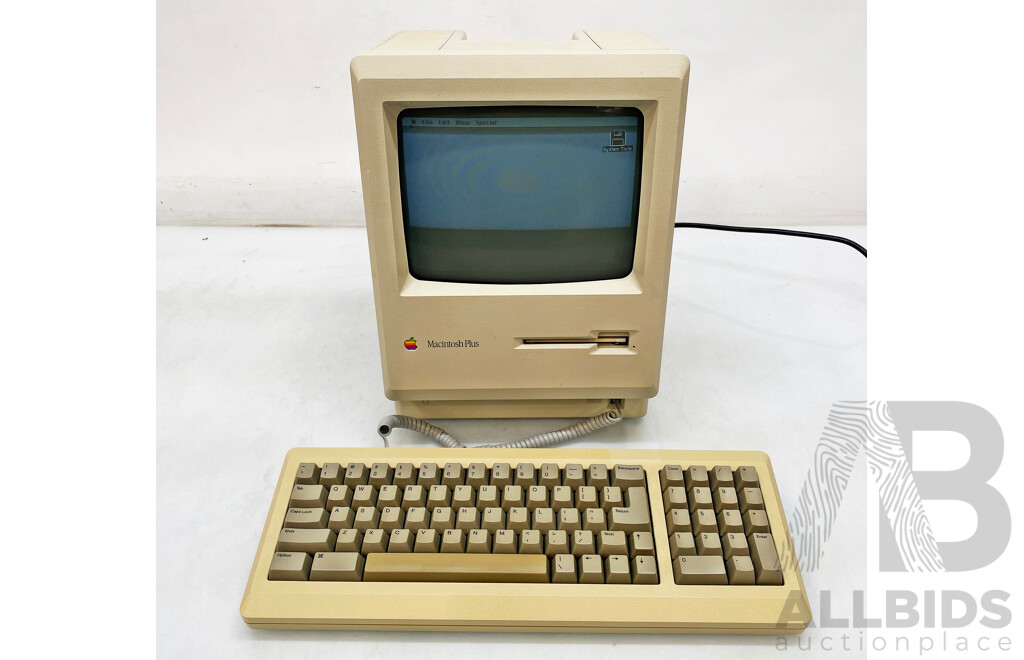 Apple (M0001AP) Plus 1Mb Desktop Computer W/ Keyboard