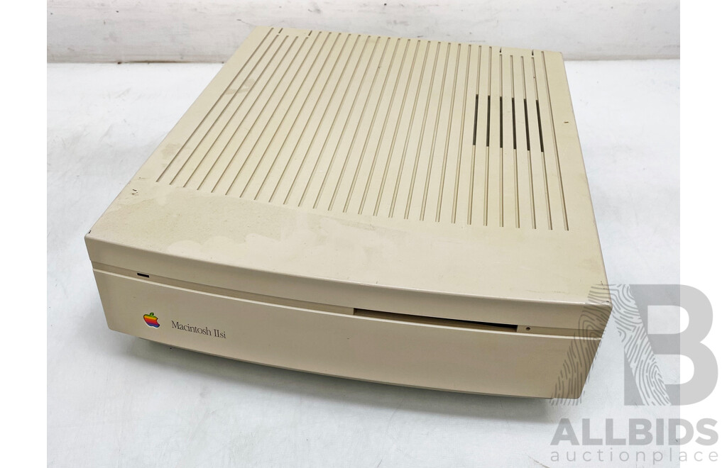 Apple (M0360) Macintosh IIsi Personal Computer