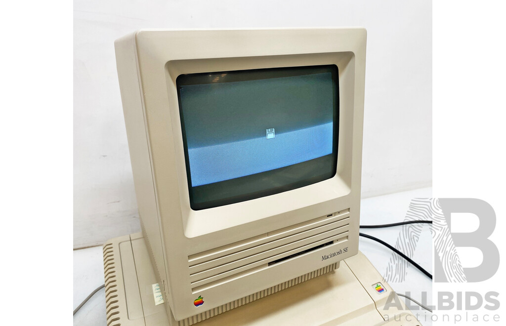 Vintage Apple (M5011) Macintosh SE Desktop Computer W/ Mouse & Keyboard & Apple IIe Platinum