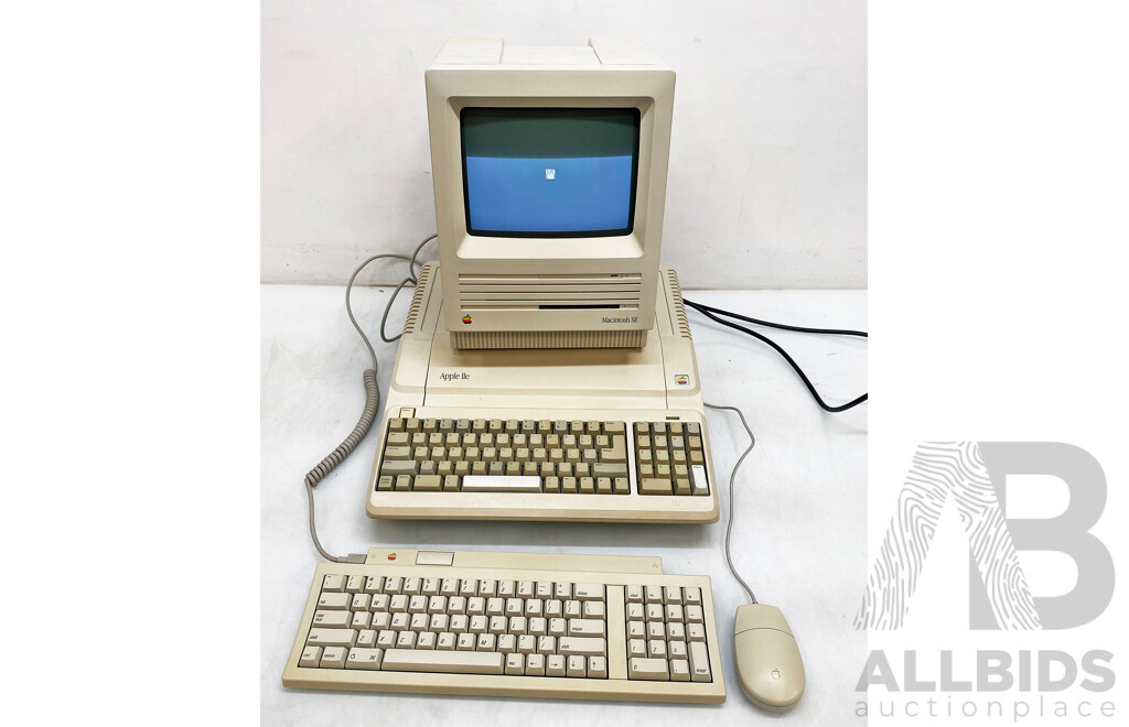 Vintage Apple (M5011) Macintosh SE Desktop Computer W/ Mouse & Keyboard & Apple IIe Platinum