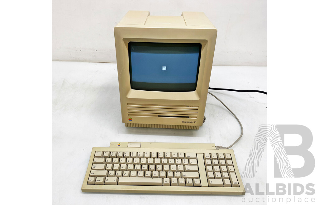 Vintage Apple (M5011) Macintosh SE Desktop Computer W/ Keyboard